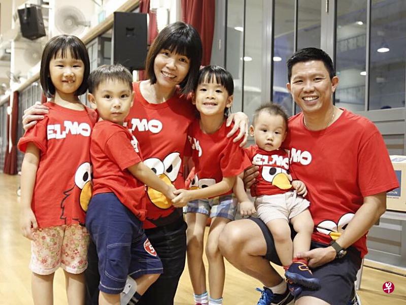 荘爱珠同丈夫林德坤领养的4个孩子,年龄分别是7岁、6岁、4岁和2岁。(新明日报) 荘爱珠同丈夫林德坤领养的4个孩子,年龄分别是7岁、6岁、4岁和2岁。(新明日报)