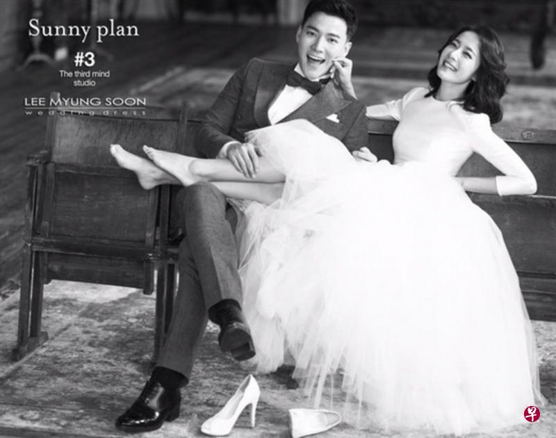 赵泰宽与准娇妻的黑白婚纱照,却散发出浓浓喜气。(韩网图) 赵泰宽与准娇妻的黑白婚纱照,却散发出浓浓喜气。(韩网图)