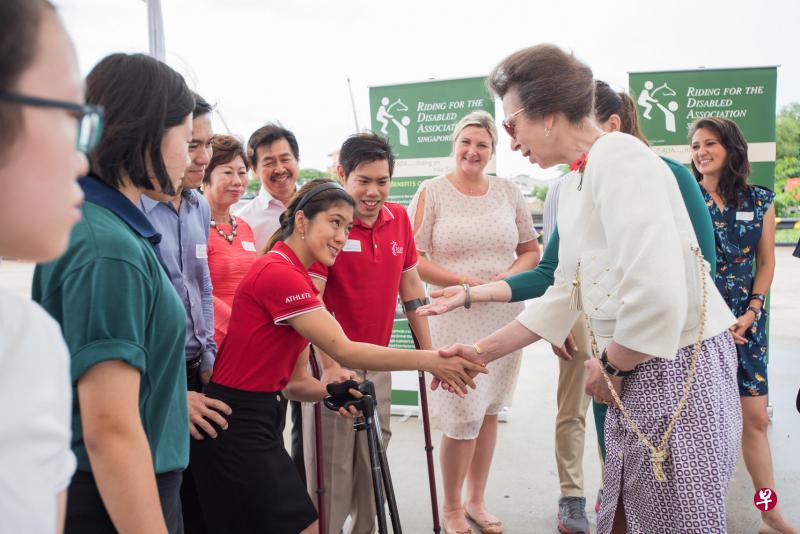 英国安妮公主(右)昨午参加在裕廊海港举办的慈善义卖活动。(Mission to Seafarers Singapore提供) 英国安妮公主(右)昨午参加在裕廊海港举办的慈善义卖活动。(Mission to Seafarers Singapore提供)