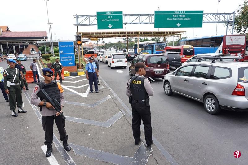 军警人员3日起镇守雅加达苏卡诺哈达国际机场,防止投机分子趁今日的示威集会到机场闹事。(法新社) 军警人员3日起镇守雅加达苏卡诺哈达国际机场,防止投机分子趁今日的示威集会到机场闹事。(法新社)
