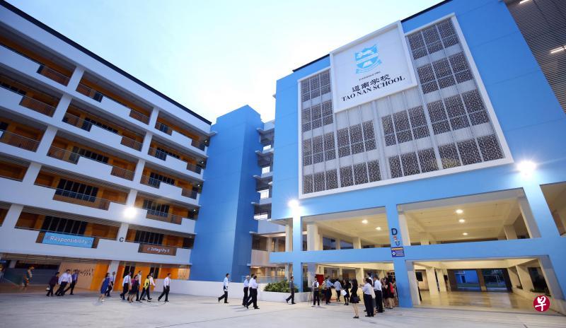 道南学校昨晚举行110周年校庆暨翻新工程竣工庆典,教育部长(学校)黄志明等嘉宾参观学校这几座新添的教学楼。(邝启聪摄) 道南学校昨晚举行110周年校庆暨翻新工程竣工庆典,教育部长(学校)黄志明等嘉宾参观学校这几座新添的教学楼。(邝启聪摄)