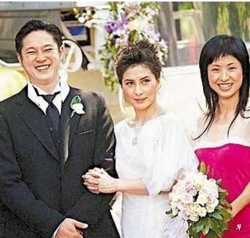 陈子聪(左起)与何超仪2003年结婚,徐濠萦担任伴娘。2006年徐濠萦与陈奕迅结婚,已婚的何超仪打破传统当伴娘。近20年的闺蜜情,近日却决裂收场。(网络图) 陈子聪(左起)与何超仪2003年结婚,徐濠萦担任伴娘。2006年徐濠萦与陈奕迅结婚,已婚的何超仪打破传统当伴娘。近20年的闺蜜情,近日却决裂收场。(网络图)