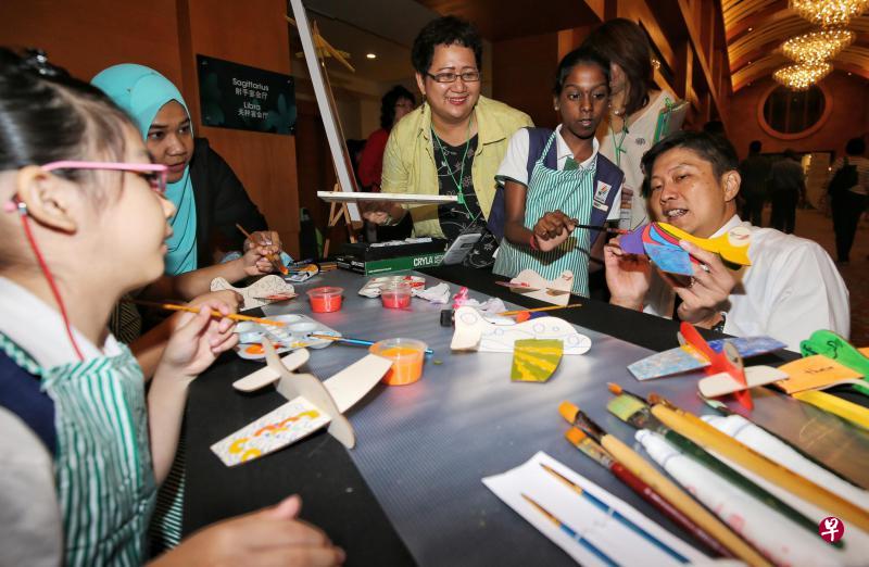 教育部长(学校)黄志明(右一)在特别教育研讨会上宣布,中度至严重特殊需求的孩童三年后也须接受强制教育。图为黄志明同出席昨天活动的彩虹中心学生一起彩绘纸飞机。(林国明摄) 教育部长(学校)黄志明(右一)在特别教育研讨会上宣布,中度至严重特殊需求的孩童三年后也须接受强制教育。图为黄志明同出席昨天活动的彩虹中心学生一起彩绘纸飞机。(林国明摄)