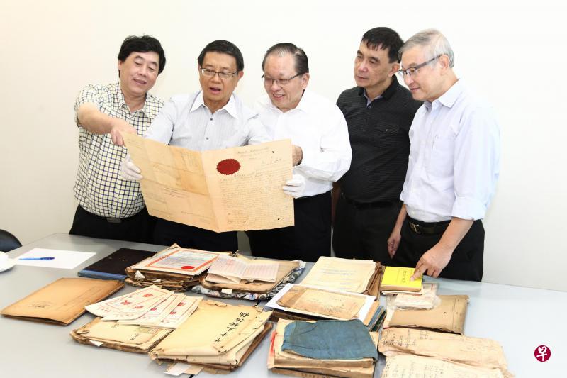 　同济医院副主席杨应群（左起）、李秉蘐、秘书长邱武烈、文物局高级研究员吴庆辉及《同济医院150周年论文集》主编杜南发，为发现尘封30年的同济医院史料欣喜不已。（陈福洲摄）