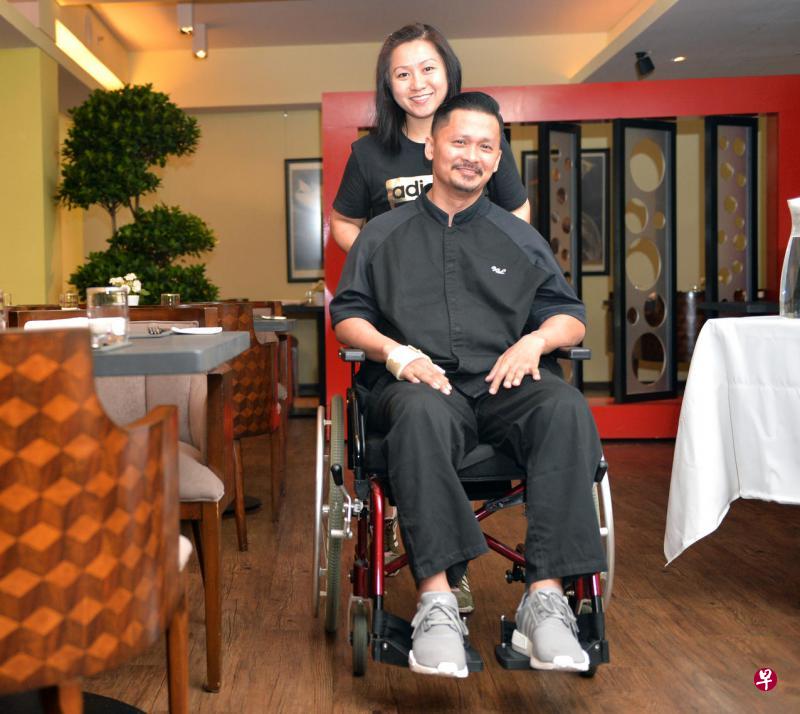 海卡尔车祸后导致半身不遂,太太负全天看护与照料他,包括每天陪他到餐馆上班。(档案照) 海卡尔车祸后导致半身不遂,太太负全天看护与照料他,包括每天陪他到餐馆上班。(档案照)