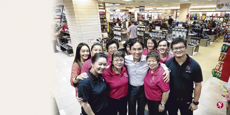 洪振群(前排中)成功打造了大家庭式的CK文化,深受员工们敬重。(曾坤顺摄) 洪振群(前排中)成功打造了大家庭式的CK文化,深受员工们敬重。(曾坤顺摄)