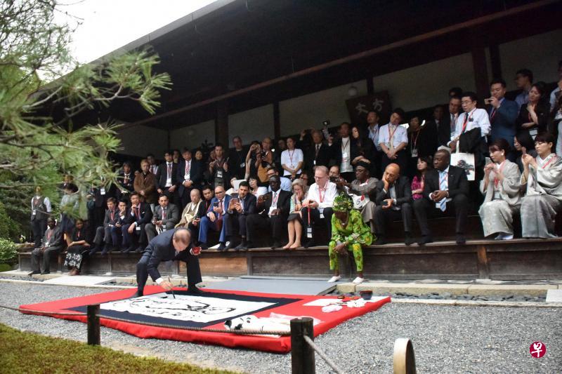 2016年10月19日,陈瑞献在京都妙心寺退藏院方丈庭院,为参加文化论坛的各国来宾当场挥毫。右图为他在1分钟内画成的《临济门庭》。(徐伏钢摄影) 2016年10月19日,陈瑞献在京都妙心寺退藏院方丈庭院,为参加文化论坛的各国来宾当场挥毫。右图为他在1分钟内画成的《临济门庭》。(徐伏钢摄影)