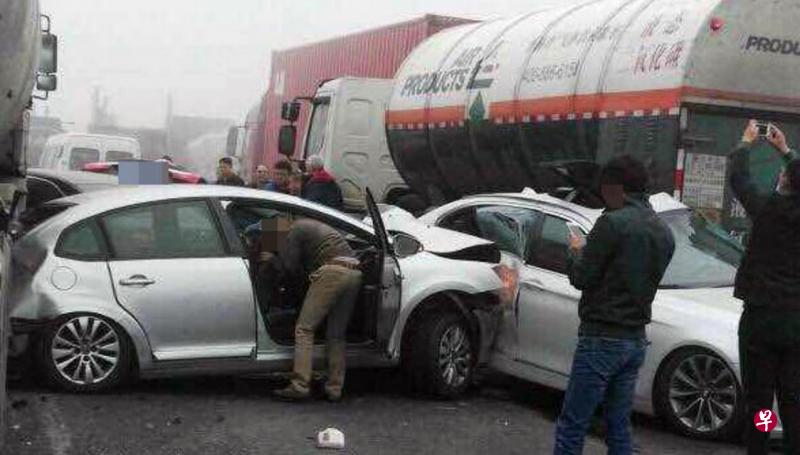 上海浦东机场高速昨天发生多车交通事故,网民称,一辆工程车翻侧,压着一辆私家车,造成两人当场死亡。(互联网) 上海浦东机场高速昨天发生多车交通事故,网民称,一辆工程车翻侧,压着一辆私家车,造成两人当场死亡。(互联网)