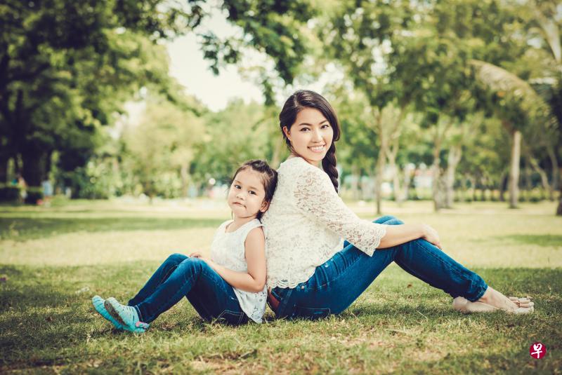 父母往往是孩子的榜样,快乐而自信的父母,对孩子会有正面影响。(iStock图片) 父母往往是孩子的榜样,快乐而自信的父母,对孩子会有正面影响。(iStock图片)