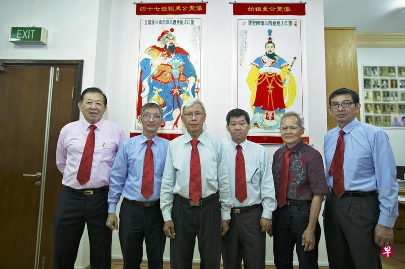 邓氏总会将改弦易辙,邀请更多宗亲入会。左起为邓桂林、邓绍东、邓承西、邓广福、邓江耀和邓荣基。 邓氏总会将改弦易辙,邀请更多宗亲入会。左起为邓桂林、邓绍东、邓承西、邓广福、邓江耀和邓荣基。