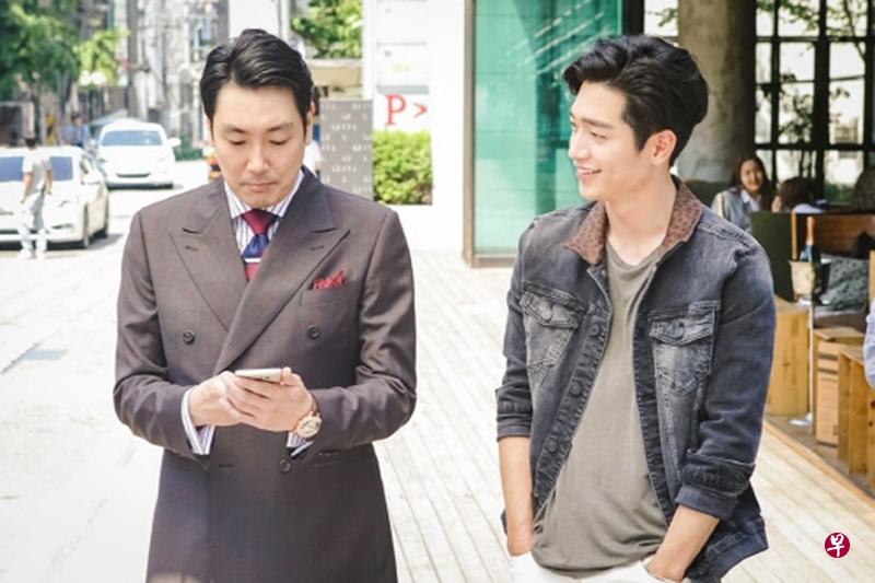 赵震雄(左)饰演经纪人,带着徐康俊饰演的偶像演员在韩娱圈打拼。(互联网) 赵震雄(左)饰演经纪人,带着徐康俊饰演的偶像演员在韩娱圈打拼。(互联网)