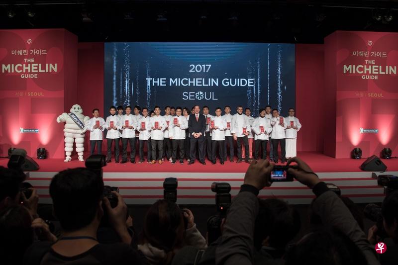 米其林首次推出《米其林指南首尔》,共有24家餐馆上榜。(法新社) 米其林首次推出《米其林指南首尔》,共有24家餐馆上榜。(法新社)