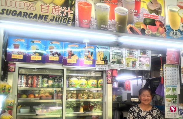 位于三巴旺山熟食中心的这家果汁摊,强调原汁原味,果汁都不加糖不加水。 位于三巴旺山熟食中心的这家果汁摊,强调原汁原味,果汁都不加糖不加水。