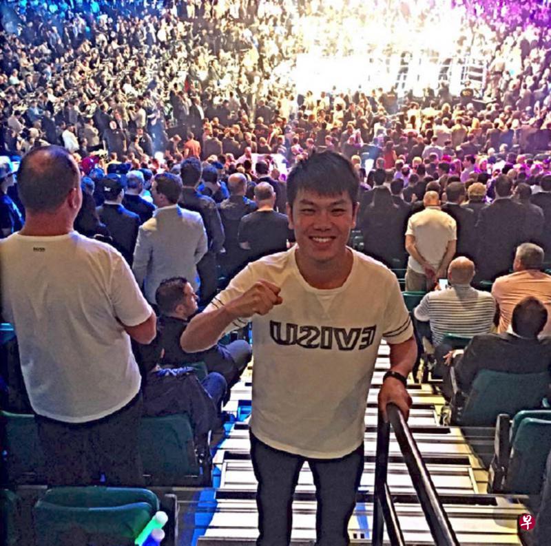 控方证人荷西指杨家伟发了数张在拳击赛的现场照给他,包括与拳王泰森的合照,是为了炫耀。随着控方将这张照片呈堂,从4月中被捕至今一直被还押的杨家伟相貌终于曝光。(呈堂照片) 控方证人荷西指杨家伟发了数张在拳击赛的现场照给他,包括与拳王泰森的合照,是为了炫耀。随着控方将这张照片呈堂,从4月中被捕至今一直被还押的杨家伟相貌终于曝光。(呈堂照片)