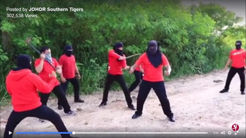 柔州王储东姑依斯迈在柔州球队“南方之虎”面簿专页上载视频,暗讽红衫军表演一段“铁布衫”马来武术,并在视频结尾“开枪”击毙这群红衣人。(视频截图) 柔州王储东姑依斯迈在柔州球队“南方之虎”面簿专页上载视频,暗讽红衫军表演一段“铁布衫”马来武术,并在视频结尾“开枪”击毙这群红衣人。(视频截图)