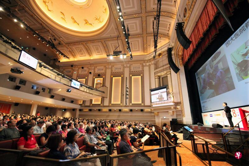 上周末的早报乐活年度讲座在首都剧院圆满举行,会场宏伟,出席者以喜悦的心情聆听名医开讲。 上周末的早报乐活年度讲座在首都剧院圆满举行,会场宏伟,出席者以喜悦的心情聆听名医开讲。