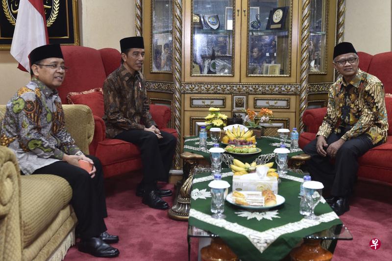 佐科(左二)今天同穆罕默德迪亚(Muhammadiyah)的领袖举行闭门会议,对这个印尼第二大伊斯兰组织协助安抚示威者表示感谢。(雅加达环球报) 佐科(左二)今天同穆罕默德迪亚(Muhammadiyah)的领袖举行闭门会议,对这个印尼第二大伊斯兰组织协助安抚示威者表示感谢。(雅加达环球报)