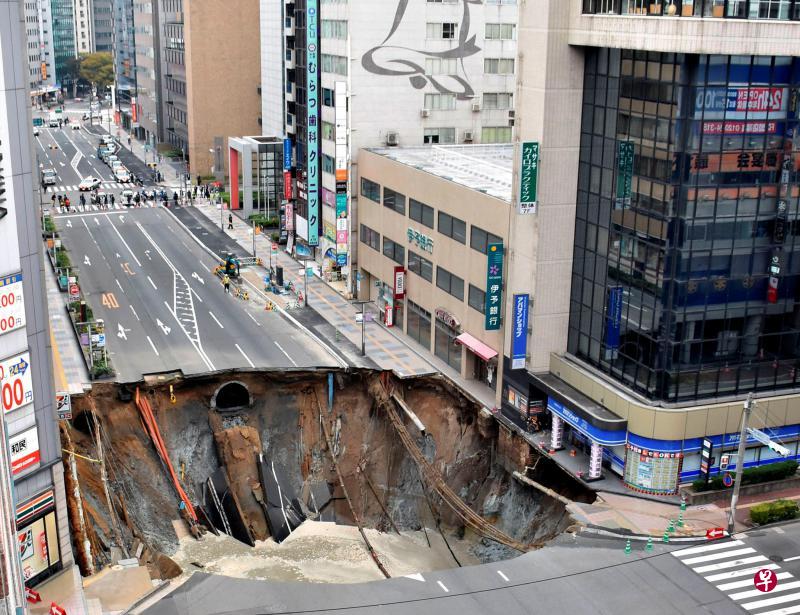 福冈市JR博多站前公路塌陷,此大洞吞噬五条车道的公路及两旁的人行道。(路透社) 福冈市JR博多站前公路塌陷,此大洞吞噬五条车道的公路及两旁的人行道。(路透社)