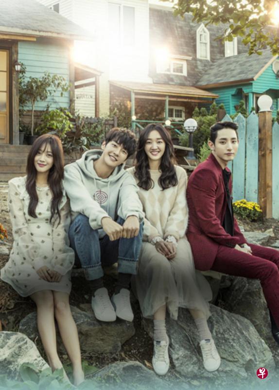 女主角秀爱(右二)在《住》剧中将与金英光(左二)与李洙赫(右一)有吻戏。 女主角秀爱(右二)在《住》剧中将与金英光(左二)与李洙赫(右一)有吻戏。