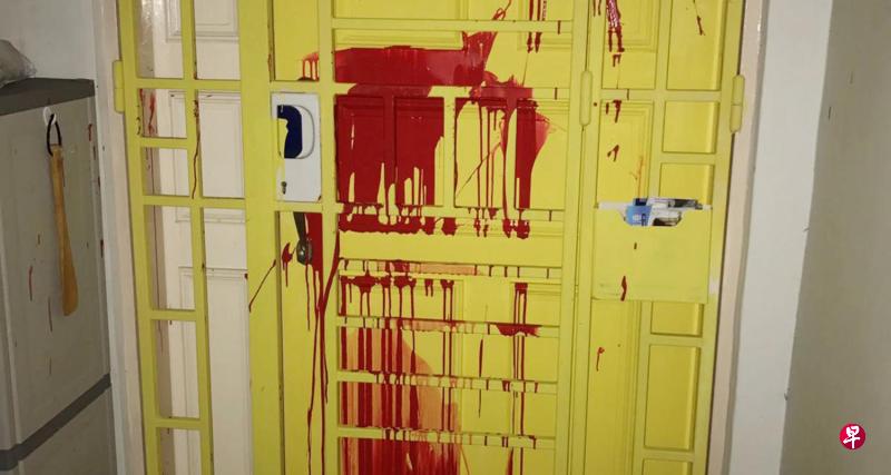 许先生的木门和铁门前天粉刷上黄漆后,昨午又遭阿窿跑腿泼红漆。(受访者提供) 许先生的木门和铁门前天粉刷上黄漆后,昨午又遭阿窿跑腿泼红漆。(受访者提供)