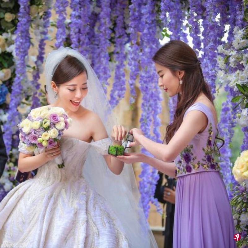 刘亦菲（右）首次当伴娘。（网络图）