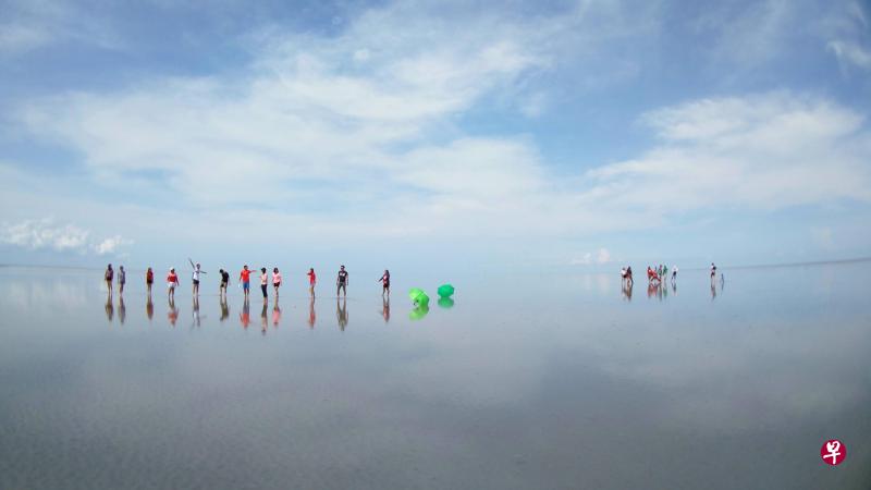 享有马来西亚版“天空之镜”的沙沙兰神秘浅滩已成为近期最夯的旅游新景点。 享有马来西亚版“天空之镜”的沙沙兰神秘浅滩已成为近期最夯的旅游新景点。