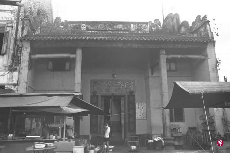 →图片摄于1956年的旧同济医院,当时医院大门口还有流动小贩贩卖食物。(档案照) →图片摄于1956年的旧同济医院,当时医院大门口还有流动小贩贩卖食物。(档案照)