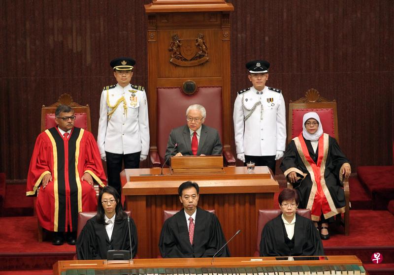 经过三天激烈辩论,国会昨天以77赞成票对六反对票,三读通过新加坡宪法(修正)法案。图为今年初陈庆炎总统(后排中)主持第13届国会开幕式,发表政府施政方针。(档案照) 经过三天激烈辩论,国会昨天以77赞成票对六反对票,三读通过新加坡宪法(修正)法案。图为今年初陈庆炎总统(后排中)主持第13届国会开幕式,发表政府施政方针。(档案照)