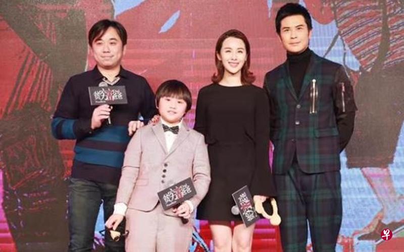 小彬彬(左一)陪儿子小小彬出席电影宣传。右一为郑嘉颖。(互联网) 小彬彬(左一)陪儿子小小彬出席电影宣传。右一为郑嘉颖。(互联网)
