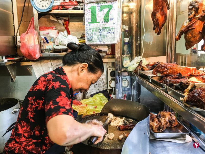 65岁的王丽娥，在白桥巴刹熟食中心经营烧腊摊多年。