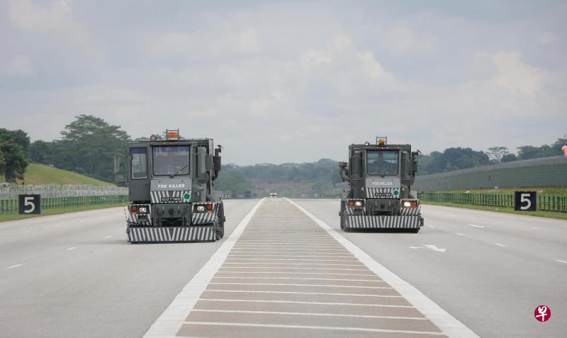 空军部队从昨天起出动跑道清扫车,将林厝港路替代跑道上的杂物吸除,以便战机起降。(海峡时报) 空军部队从昨天起出动跑道清扫车,将林厝港路替代跑道上的杂物吸除,以便战机起降。(海峡时报)