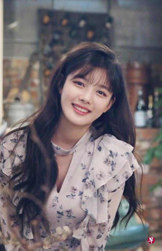 ↑金裕贞是童星出身,演技日益精湛。她与朴宝剑(右)在《云画的月光》跌入深坑画面爆笑(右图)。(Viu提供) ↑金裕贞是童星出身,演技日益精湛。她与朴宝剑(右)在《云画的月光》跌入深坑画面爆笑(右图)。(Viu提供)