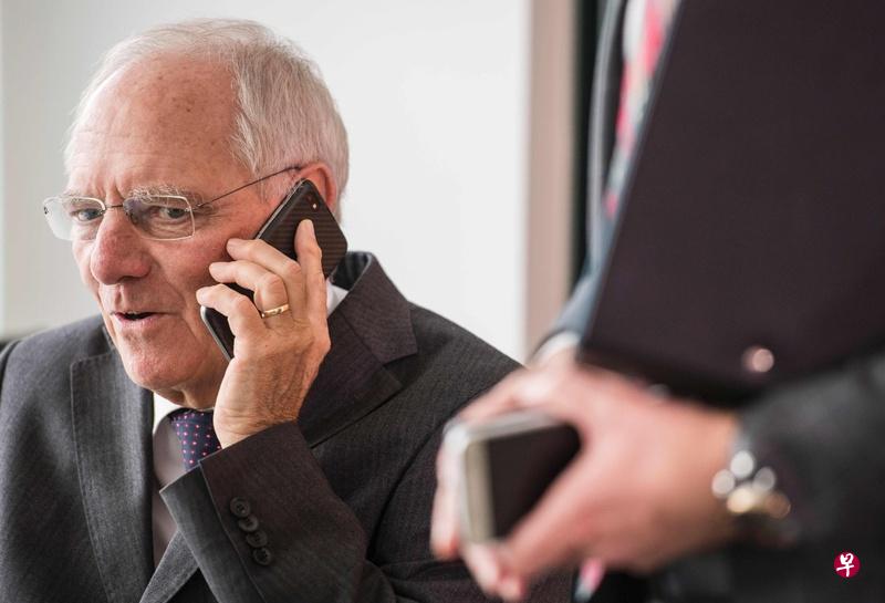 德国联邦财政部长朔伊布勒11月2日到柏林出席每周内阁会议。(法新社) 德国联邦财政部长朔伊布勒11月2日到柏林出席每周内阁会议。(法新社)