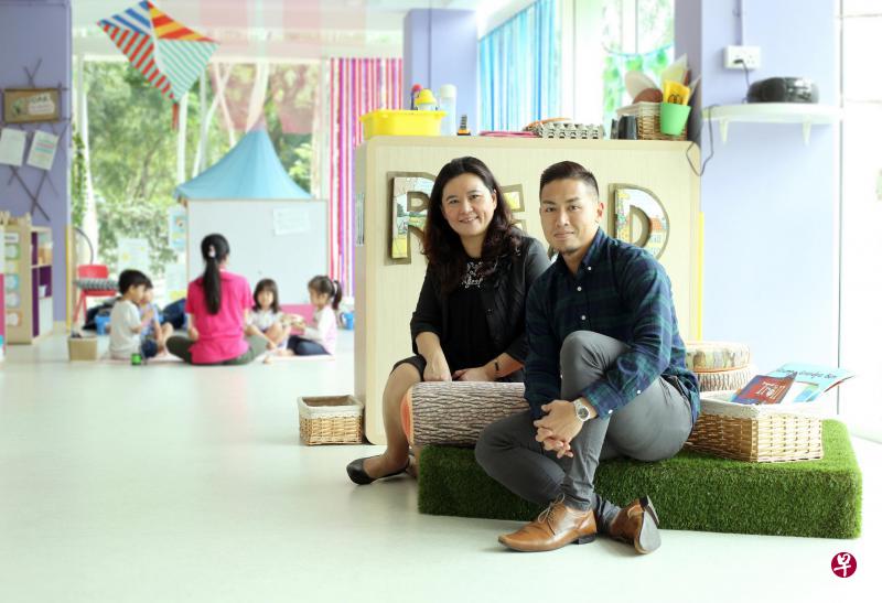 许潓珍:开设新的幼教中心,单是装修和添购设备,往往要花上三几十万元,三几年后如无法续租,投入的款项化为乌有,每年得报销的折旧率很高。右为具有13年教学经验的经禧联络所中心主任林毅贤。(龙国雄摄) 许潓珍:开设新的幼教中心,单是装修和添购设备,往往要花上三几十万元,三几年后如无法续租,投入的款项化为乌有,每年得报销的折旧率很高。右为具有13年教学经验的经禧联络所中心主任林毅贤。(龙国雄摄)