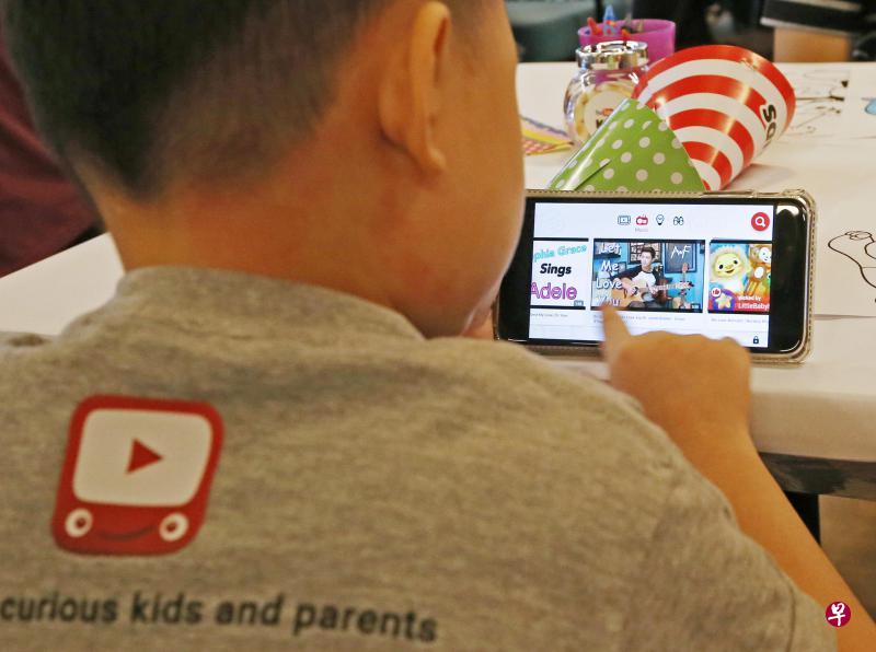 已在全球24个国家推出的YouTube Kids应用昨天登陆新加坡。为让孩童容易使用与操作,该应用的介面以大型图案为主,并设有“声音搜索”的功能。(林国明摄) 已在全球24个国家推出的YouTube Kids应用昨天登陆新加坡。为让孩童容易使用与操作,该应用的介面以大型图案为主,并设有“声音搜索”的功能。(林国明摄)