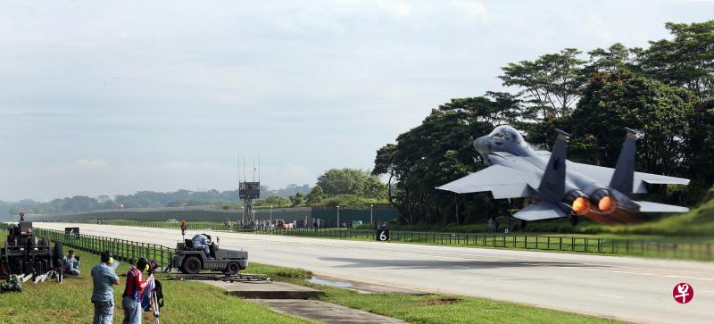 每隔至少五年举行一次的临时跑道军演“洪流演习”昨天再次登场,考验空军部队迅速将公路转换成飞机跑道的能力。图为首次参与演习的F-15SG多用型战机在林厝港路备用跑道上起飞,跑道旁还设了临时控制塔。(梁伟康摄) 每隔至少五年举行一次的临时跑道军演“洪流演习”昨天再次登场,考验空军部队迅速将公路转换成飞机跑道的能力。图为首次参与演习的F-15SG多用型战机在林厝港路备用跑道上起飞,跑道旁还设了临时控制塔。(梁伟康摄)