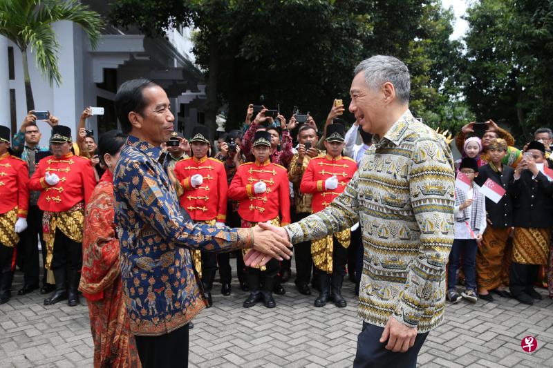 印尼总统佐科(左)在中爪哇省长前官邸,为到访的李显龙总理一行举行欢迎仪式。仪式既有印尼传统舞蹈,也有舞狮,十分热闹。(通讯及新闻部提供) 印尼总统佐科(左)在中爪哇省长前官邸,为到访的李显龙总理一行举行欢迎仪式。仪式既有印尼传统舞蹈,也有舞狮,十分热闹。(通讯及新闻部提供)