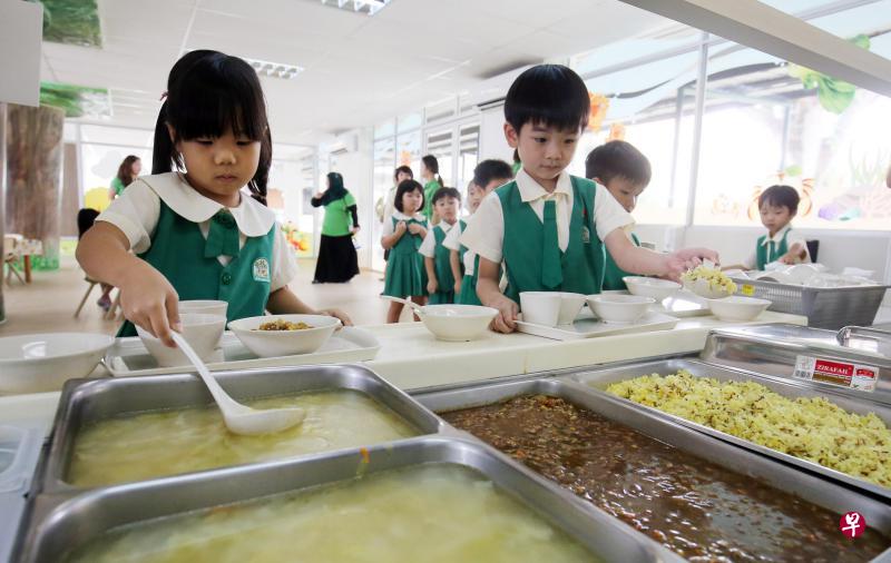 午餐时间小朋友排队自行盛饭,馨乐园希望通过这个方式让孩子尽早学会自立。 午餐时间小朋友排队自行盛饭,馨乐园希望通过这个方式让孩子尽早学会自立。