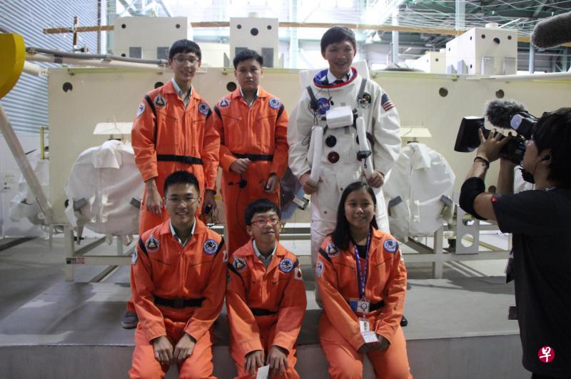 育林中学学生王浩铭、吴凯恩(前排左一、左二)、蔡骏毅和陈睿恩(后排左一、左二)凭着他们提出的实验,有机会参观日本宇航业的机构,并结识其他国家的志同道合者。(育林中学提供) 育林中学学生王浩铭、吴凯恩(前排左一、左二)、蔡骏毅和陈睿恩(后排左一、左二)凭着他们提出的实验,有机会参观日本宇航业的机构,并结识其他国家的志同道合者。(育林中学提供)