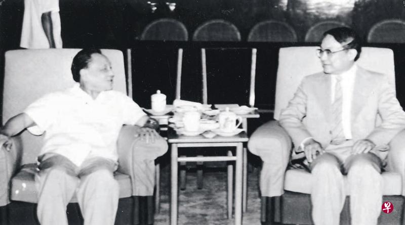 1981年7月18日,邓小平(左)在北京人民大会堂接见金庸(右)时,表示已读过金庸的作品,更形容彼此“已经是老朋友”。 (资料图片) 1981年7月18日,邓小平(左)在北京人民大会堂接见金庸(右)时,表示已读过金庸的作品,更形容彼此“已经是老朋友”。 (资料图片)