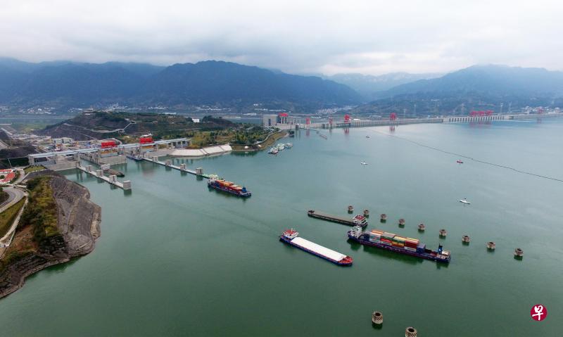 自从三峡大坝2009年建成以来,船舶跨越大坝时,过去只能通过五级船闸“爬楼梯”,今后可以通过升船机“坐电梯”。(新华社) 自从三峡大坝2009年建成以来,船舶跨越大坝时,过去只能通过五级船闸“爬楼梯”,今后可以通过升船机“坐电梯”。(新华社)