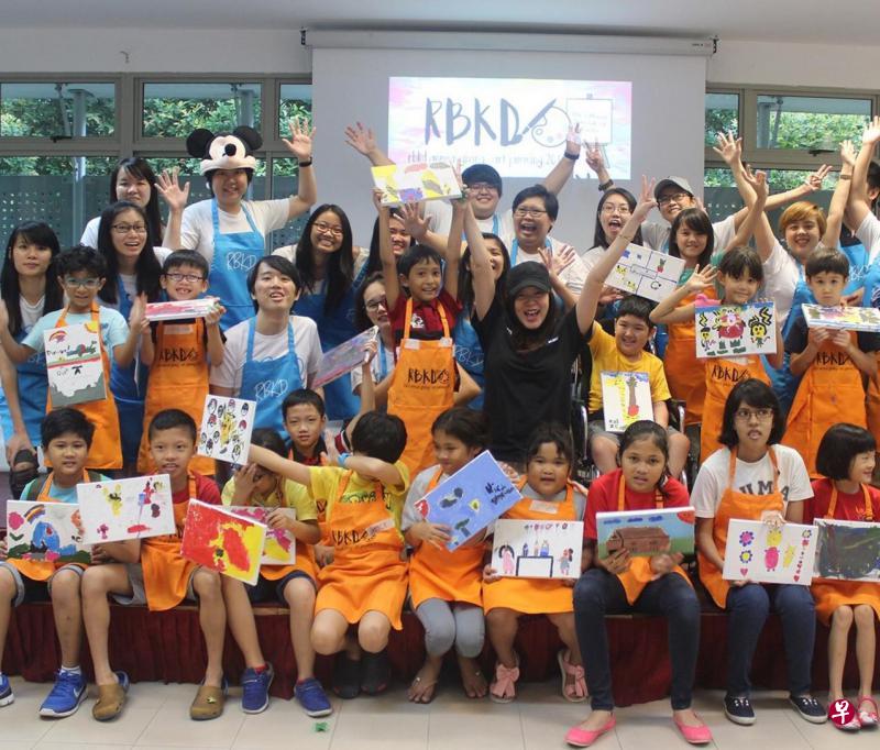 瑞恩的粉丝会与特需孩童即兴作画。(“瑞不可当”提供) 瑞恩的粉丝会与特需孩童即兴作画。(“瑞不可当”提供)