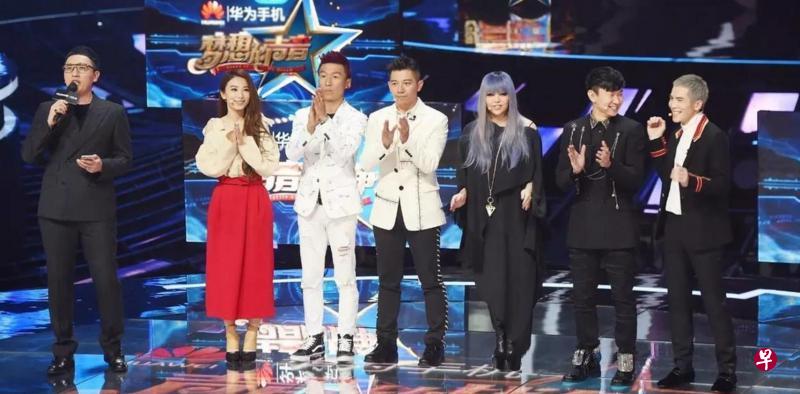 《梦想的声音》主持人华少（左起），导师为田馥甄、羽泉、张惠妹、林俊杰、萧敬腾。（网络图）