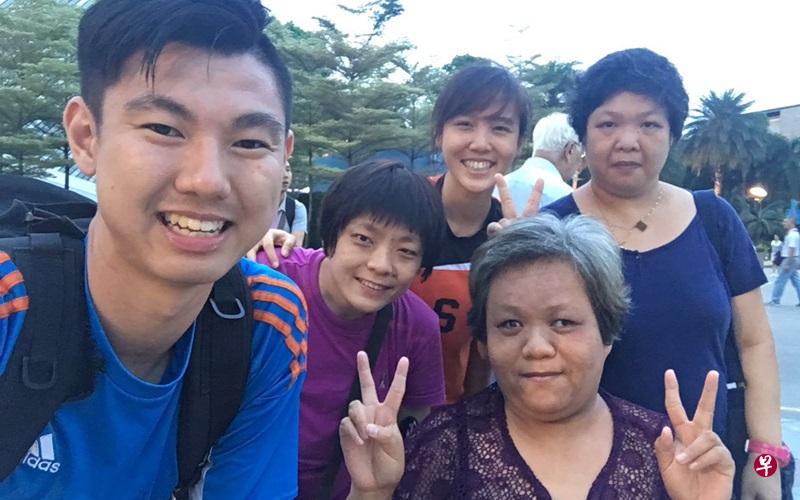 黄志伟(前排左一)和女友(后排右二),带许玮玲(前排右一)到圣淘沙玩。(受访者提供) 黄志伟(前排左一)和女友(后排右二),带许玮玲(前排右一)到圣淘沙玩。(受访者提供)