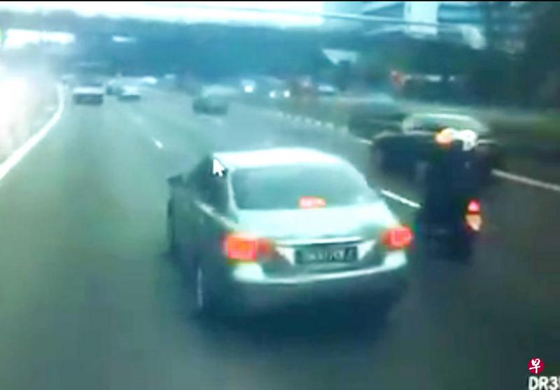 被告何龙成涉嫌在公路横行霸道,被指开车紧跟一辆电单车,故意撞电单车。(取自面簿) 被告何龙成涉嫌在公路横行霸道,被指开车紧跟一辆电单车,故意撞电单车。(取自面簿)