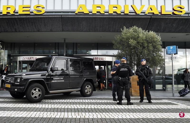 荷兰出动全副武装的警员加强鹿特丹机场的保安。(法新社) 荷兰出动全副武装的警员加强鹿特丹机场的保安。(法新社)