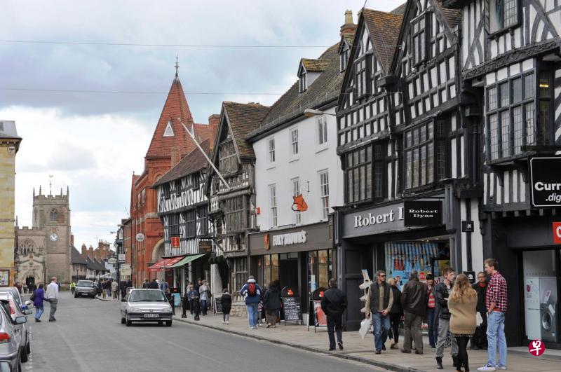 斯特拉福德小镇上商店布置现代化。 斯特拉福德小镇上商店布置现代化。