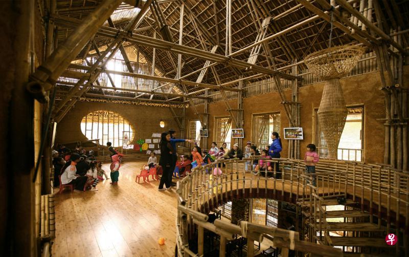 Suoi Re村社群中心内部自然采光,二楼作为幼稚园、图书室与村民聚会的开放式空间。(1+1>2 建筑事务所提供) Suoi Re村社群中心内部自然采光,二楼作为幼稚园、图书室与村民聚会的开放式空间。(1+1>2 建筑事务所提供)