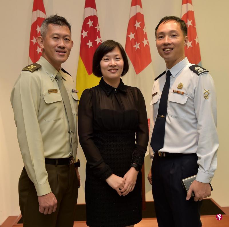 邹南兴中校(左一)、蔡佩霖(中)和苏添枝准尉长,表现出色受肯定。(国防部提供) 邹南兴中校(左一)、蔡佩霖(中)和苏添枝准尉长,表现出色受肯定。(国防部提供)