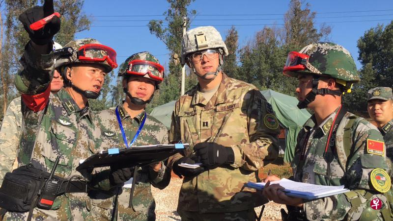 两军人员在废墟场协调救援工作。(游润恬摄) 两军人员在废墟场协调救援工作。(游润恬摄)